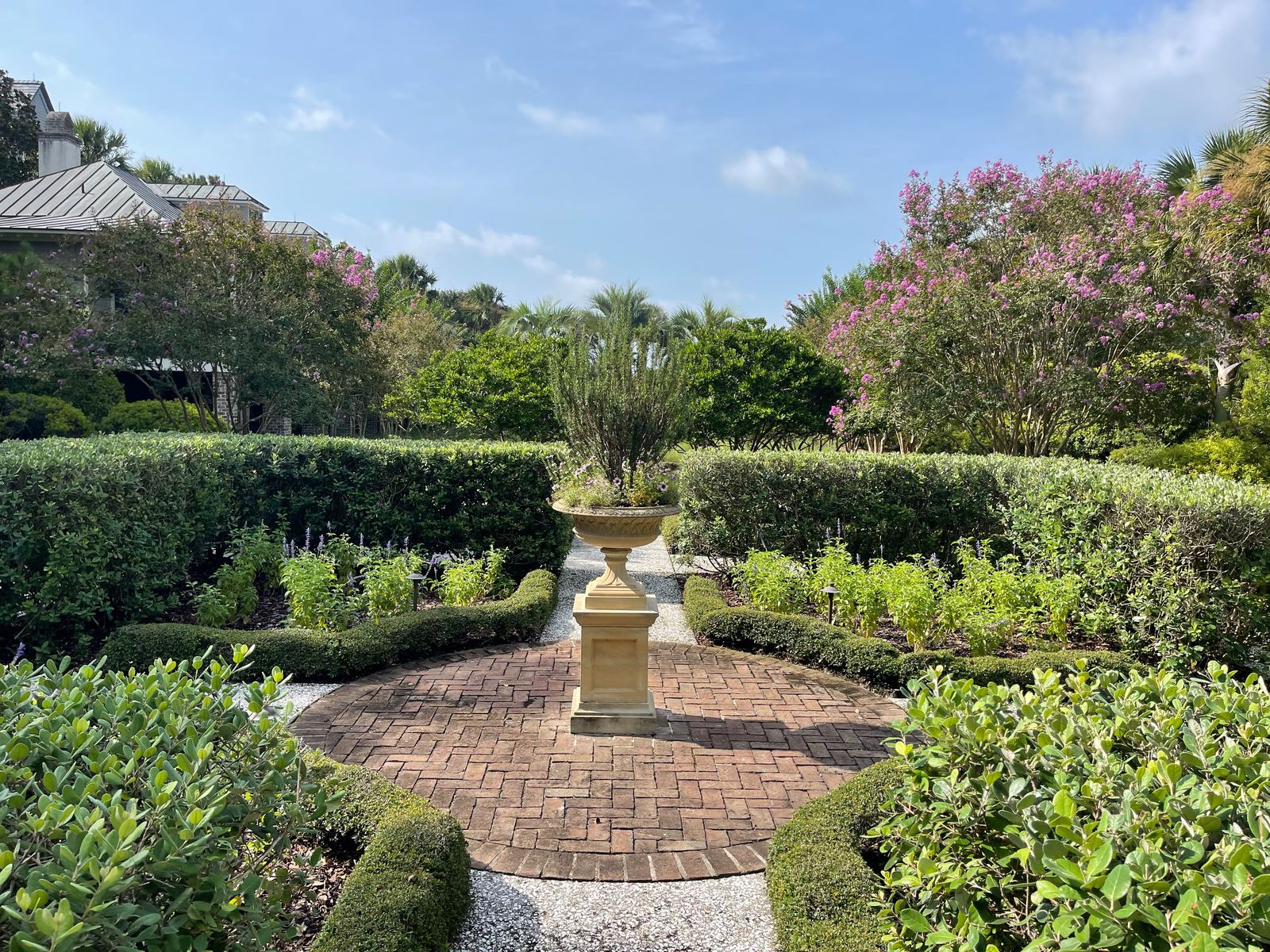 Jardín formal con urna